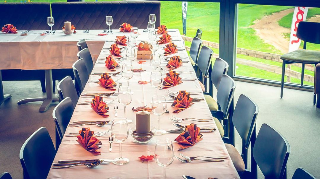 Gedeckte Tafel, Stühle, Herbstservietten