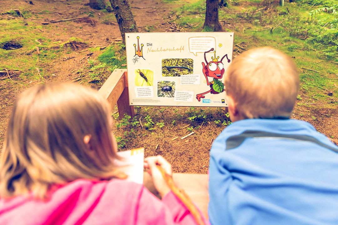 Kinder, Ameisenpfad, Schild