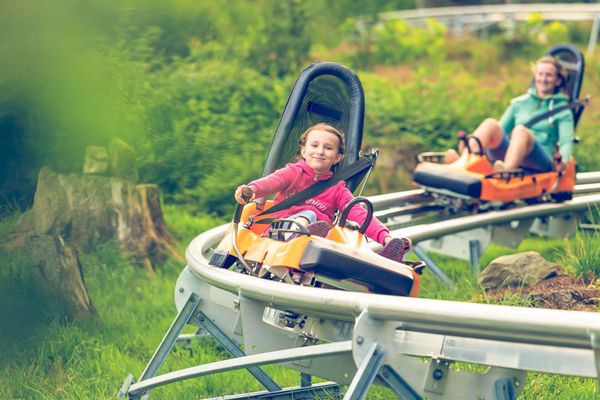 Sommerrodelbahn, Kinder, Lachen