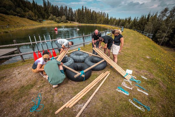 Floßbau beim Teamausflug