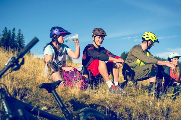 Drei Freunde, Radfahren, Pause, Feld