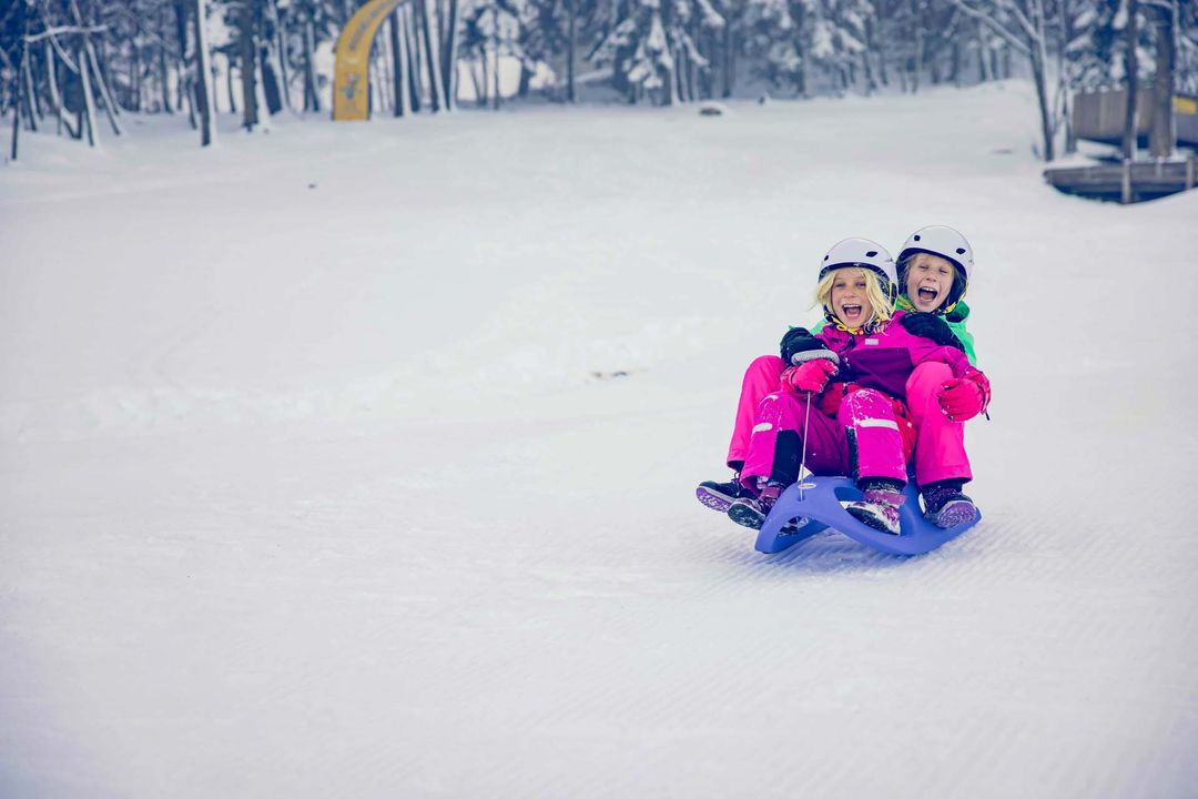 Rodeln, Kinder, Schneelandschaft