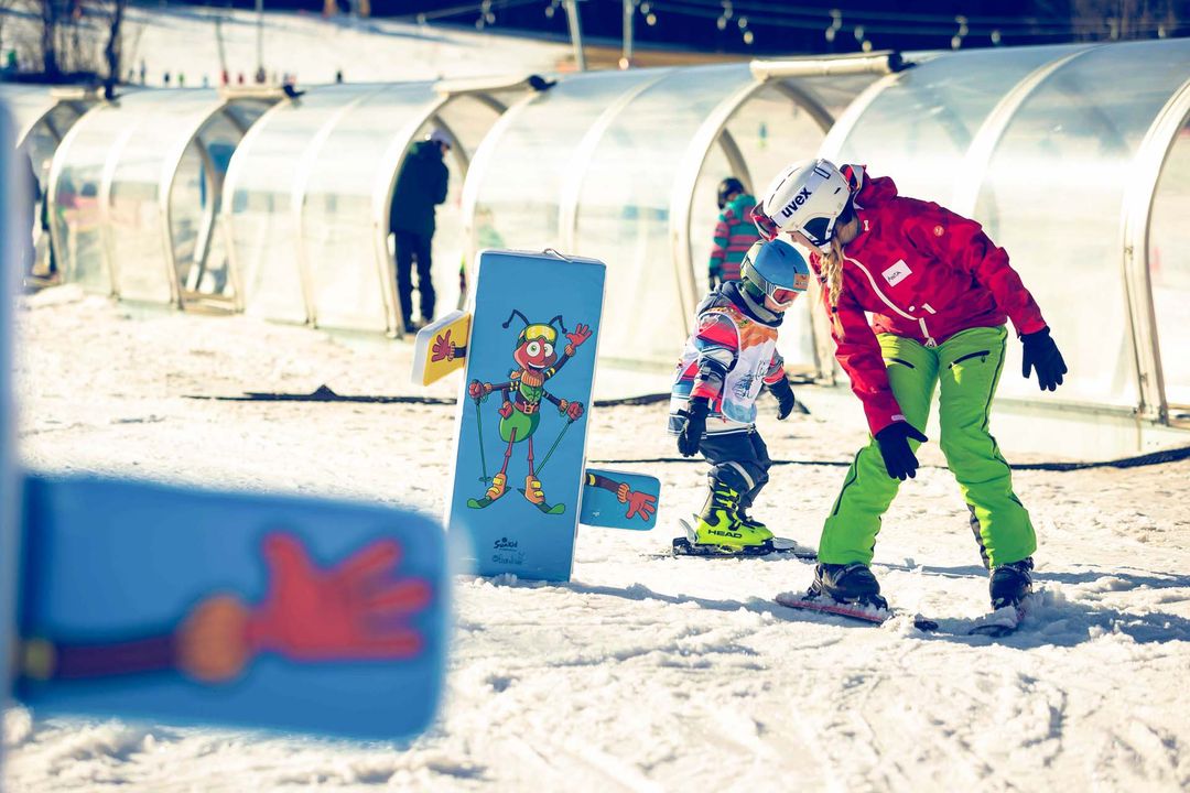Skilehrerin, Kind, Skifahren, Piste, Hindernisse