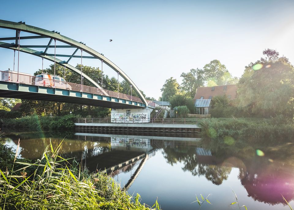 Einsatzwagen der TraveNetz am Kanal in Krummesse