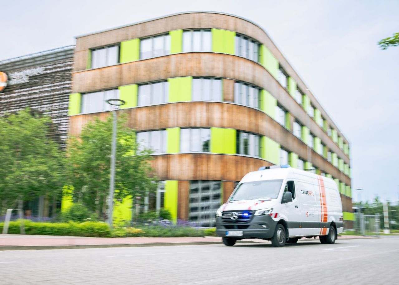 TraveNetz Auto vor Hauptgebäude