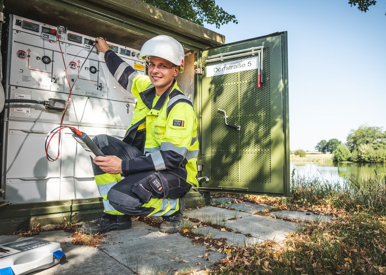 Person vor Stromkasten