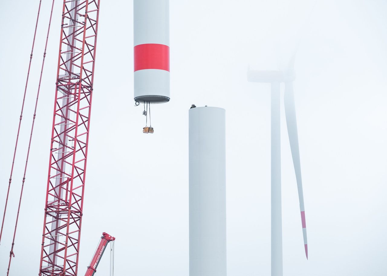 Windrad wird zusammengebaut