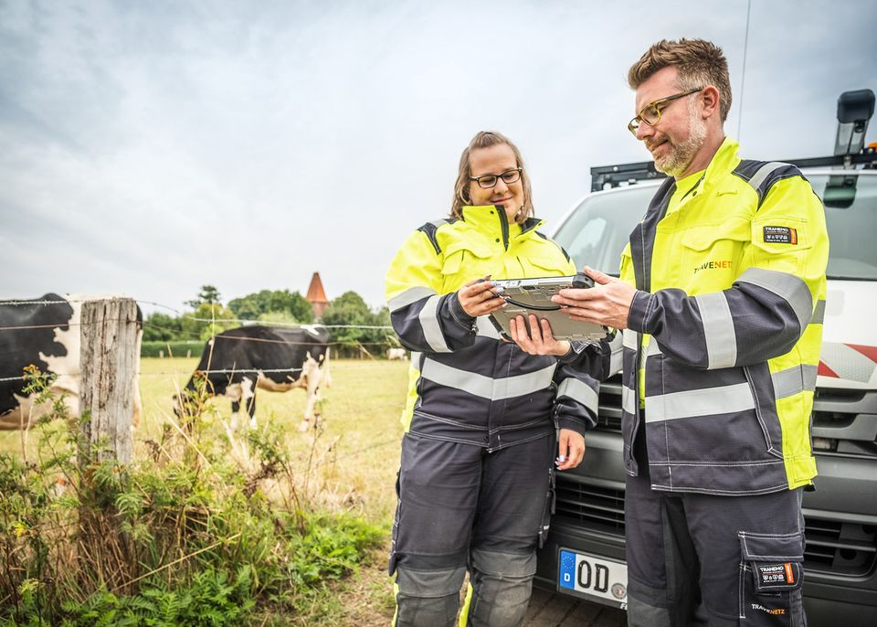 Personen schauen auf ein Ipad
