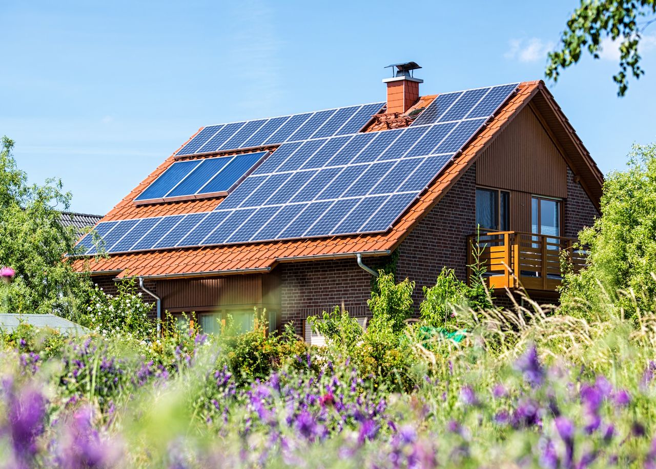 Haus mit Solarmodulen auf dem Dach