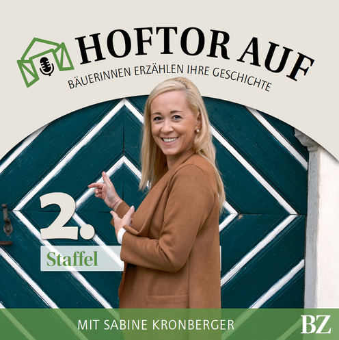 Podcast-Cover „Hoftor auf" Staffel 2 mit Sabine Kronberger, lächelnd vor grünem Hoftor, BZ-Logo unten rechts.