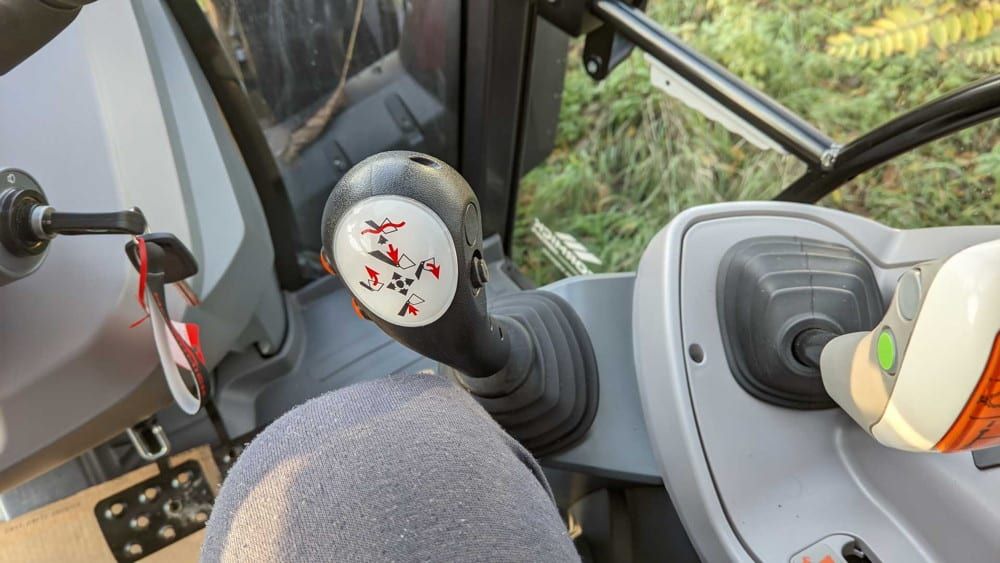 Wenig Platz für Knie und Zusatzhydraulikbetätigung bzw. Frontlader-Joystick.