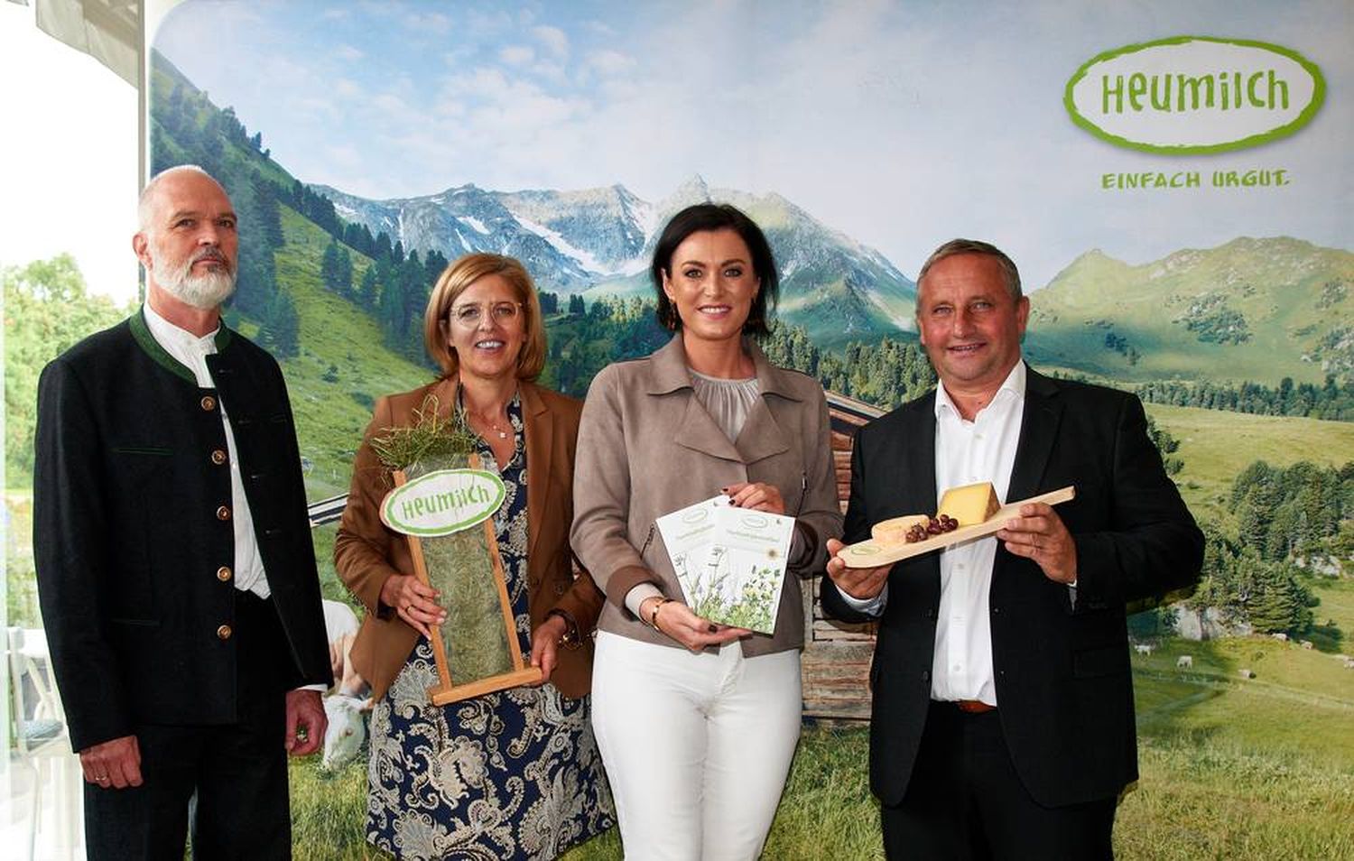 Präsentierten gemeinsam die Nachhaltigkeitsfibel der Arge Heumilch – im Bild v. l. Univ. Prof. Dipl.-Ing. Dr. Werner Zollitsch, Christiane Mösl (Geschäftsführerin der Arge Heumilch), Landwirtschaftsministerin Elisabeth Köstinger, Karl Neuhofer (Obmann der Arge Heumilch).