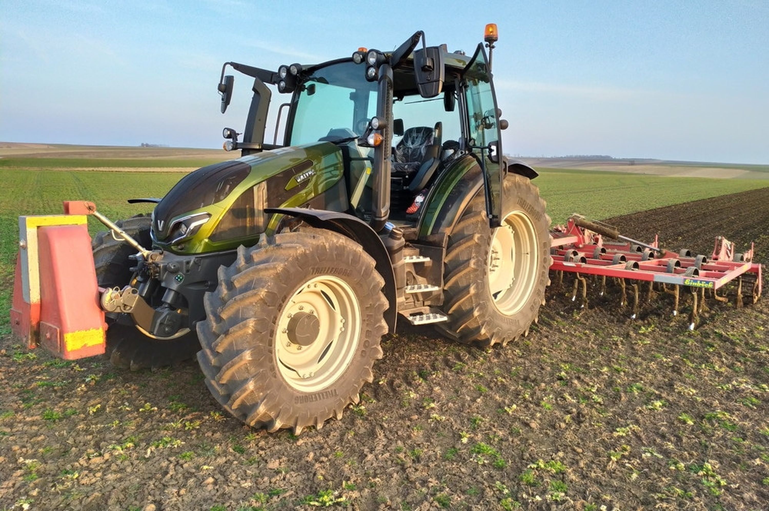 B Valtra G135 Versu Titelbildverdaechtig Mit Leichtgrubber