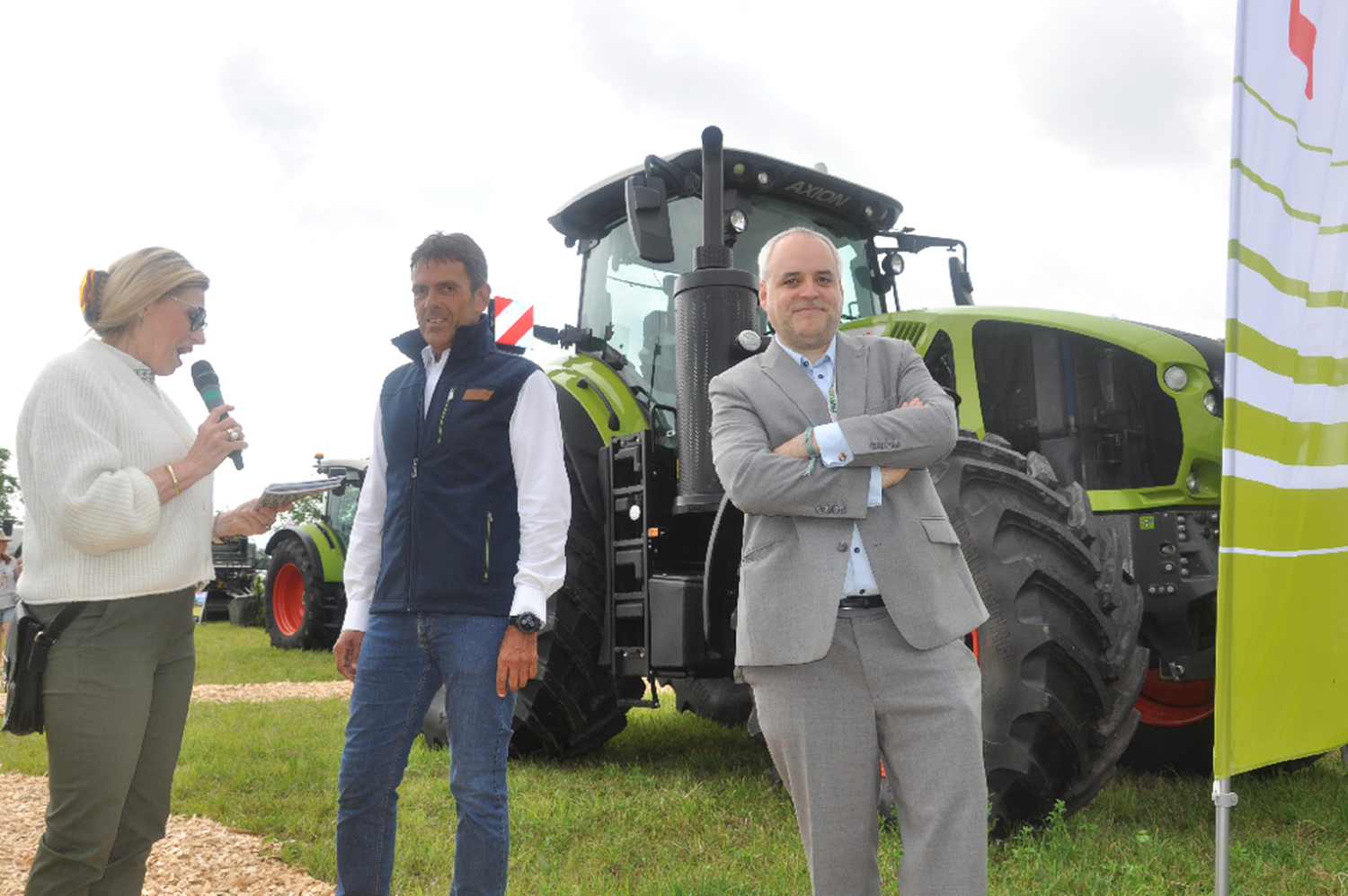 ORF-Wettermoderatorin Christa Kummer befragte Franz Baum von Claas zur Landtechnik. Auch Pannatura-Geschäftsführer Matthias Grün ließ sich das nicht entgehen.