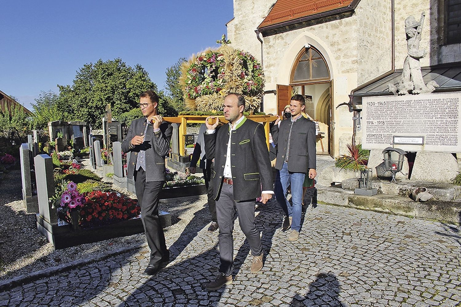 Die Erntekrone gehört zum Erntedankfest dazu – wie hier in Kirchdorf am Inn, wo die Krone traditionell von Bauern aus der Gemeinde getragen wird.