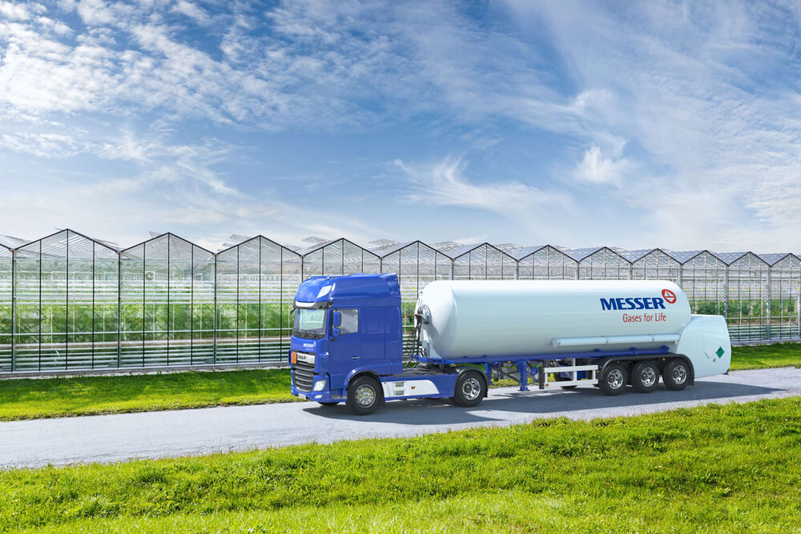 Messer Austria Tankwagen vor einem Gewächshaus