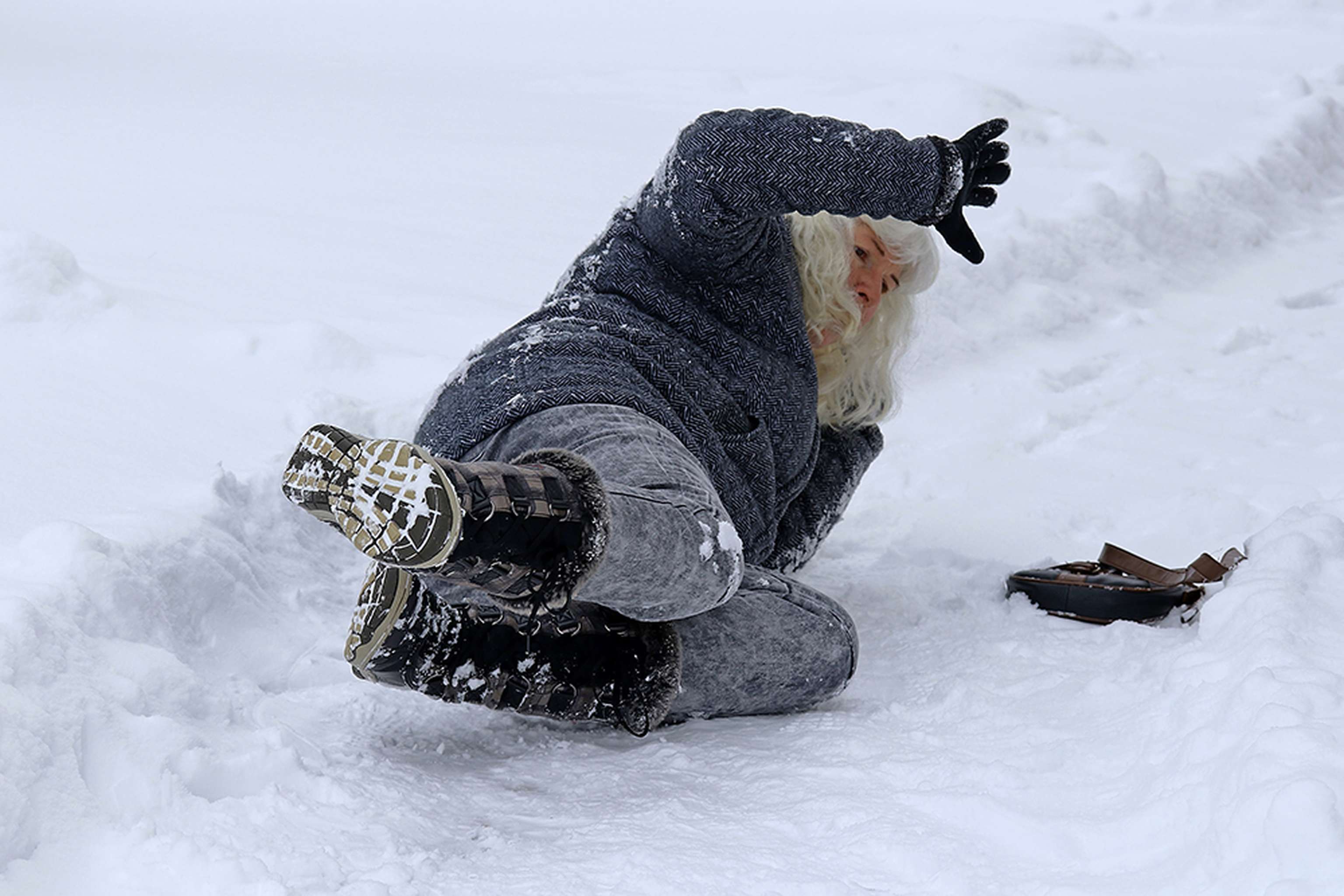 Eine Frau Ist Auf Einer Schneebedeckten Glatten Straße Ausgerut