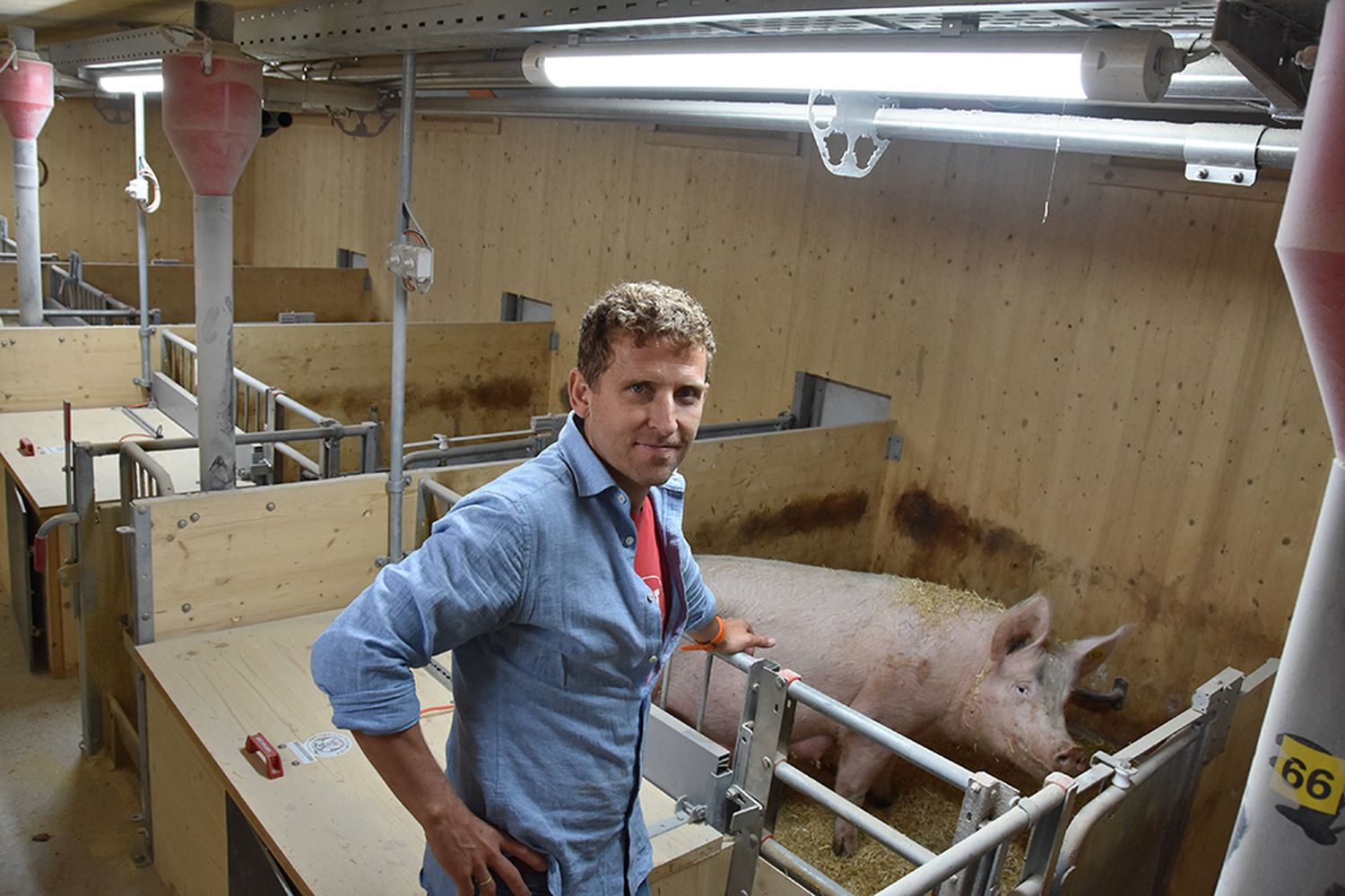 Biobauer Andreas Seiser ist von seinem neuen Tierwohl-Schweinestall vollends überzeugt.