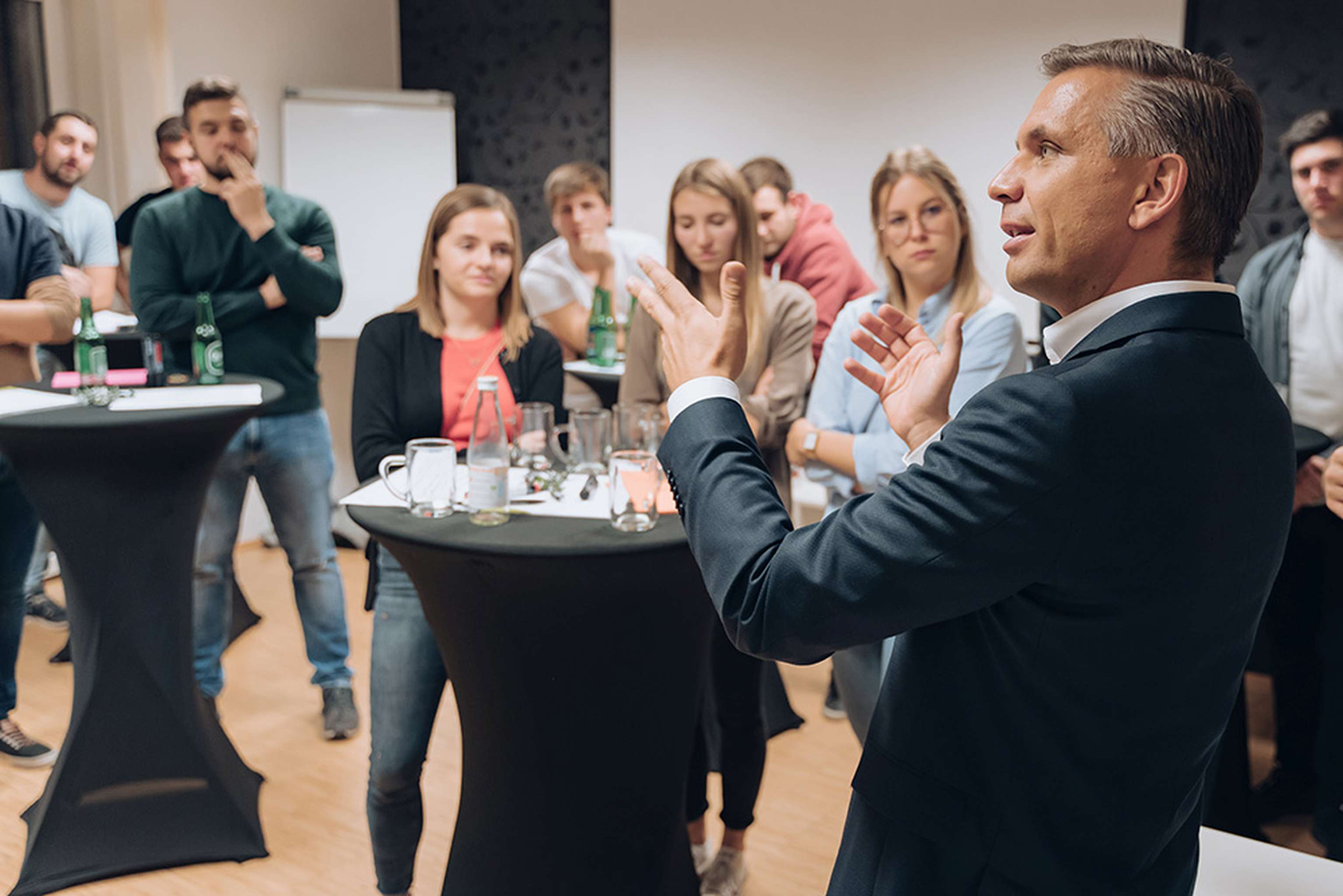 Landesrat Wolfgang Hattmannsdorfer sucht das Gespräch mit den jungen Menschen. So diskutierte er etwa auch schon in einer Diskothek mit Jugendlichen.