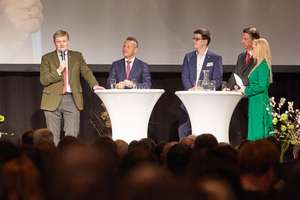 Im Rahmen einer Podiumsdiskussion beantworteten RWA-Generaldirektor Reinhard Wolf, BayWa-Vorstandsvorsitzender Prof. Klaus Josef Lutz, Lagerhaus-Funktionär Lorenz Mayr vom „Team-Green“ und GoodMills Group-Geschäftsführer DDr. Leonhard Gollegger die zahlreichen Fragen seitens der Funktionäre.  Moderatorin war Sabine Kronberger. Foto: RWA / Georges Schneider