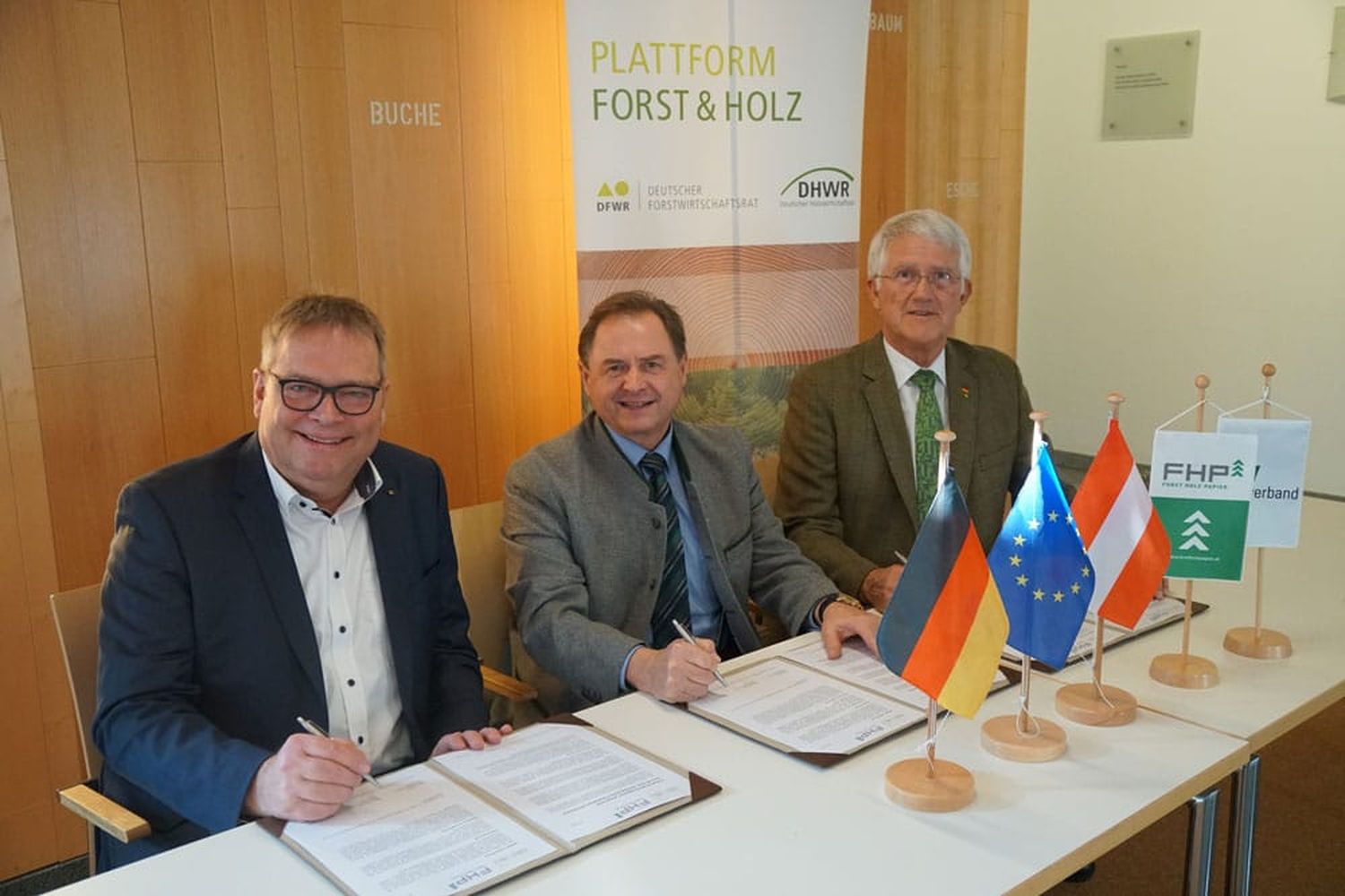 Steffen Rathke, Präsident des Deutschen Holzwirtschaftsrates (DHWR) und Sprecher der Plattform Forst und Holz, Rudolf Rosenstatter, Vorsitzender der Plattform Forst Holz Papier Österreich, und Georg Schirmbeck, Präsident des Deutschen Forstwirtschaftsrates (DFWR) und stellvertretender Sprecher der Plattform Forst & Holz, bei der Unterzeichnung ihres Positionspapiers zum EU-Green Deal.