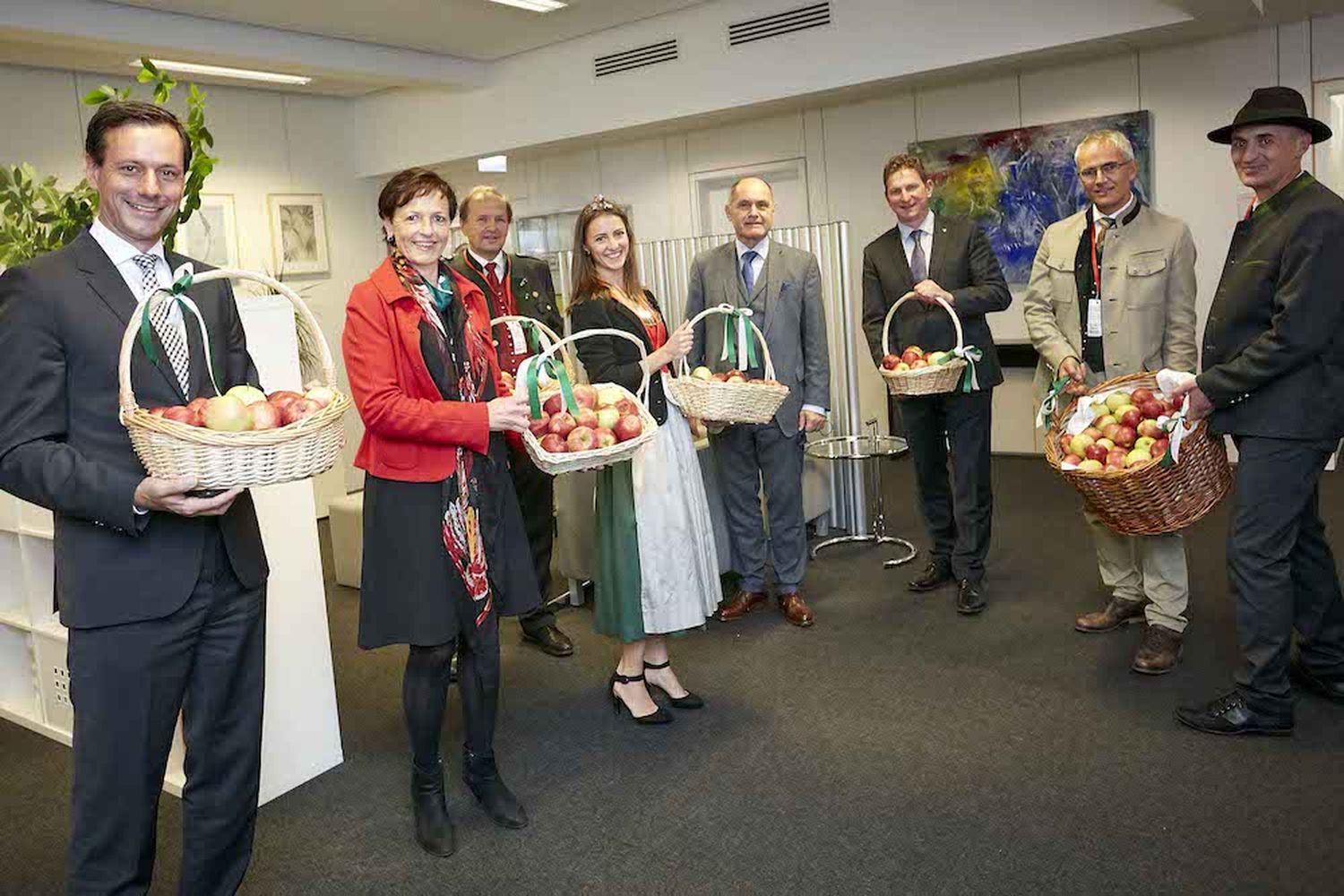 Steirische Äpfel für das Hohe Haus: Nationalratsabgeordneter Ernst Gödl, LK Steiermark-Vizepräsidentin Maria Pein, der steirische Kammerdirektor Werner Brugner, Apfelprinzessin Judith I., Nationalratspräsident Wolfgang Sobotka, Nationalratsabgeordneter Andreas Kühberger, Manfred Kohlfürst (Obmann steirische Erwerbsobstbauern) und Herbert Muster (Obstbauchef der Landwirtschaftskammer) (v.l.n.r.). Foto: Parlamentsdirektion/Thomas Topf