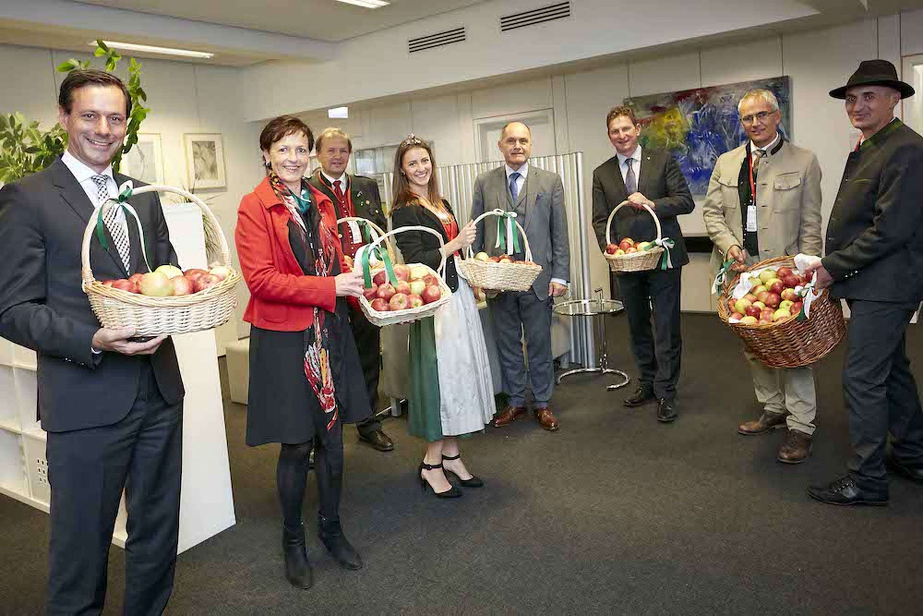 Übergabe Steirischer Äpfel Im Parlament