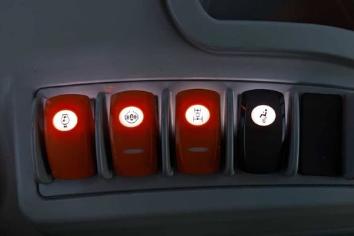 Auch in der Nacht einwandfrei erkennbare Schalter mit eindeutigen Symbolen.