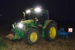 JD 6120M Mit Sehr Guten Scheinwerferm Geruestet Fuer Lange Nachteinsaetze
