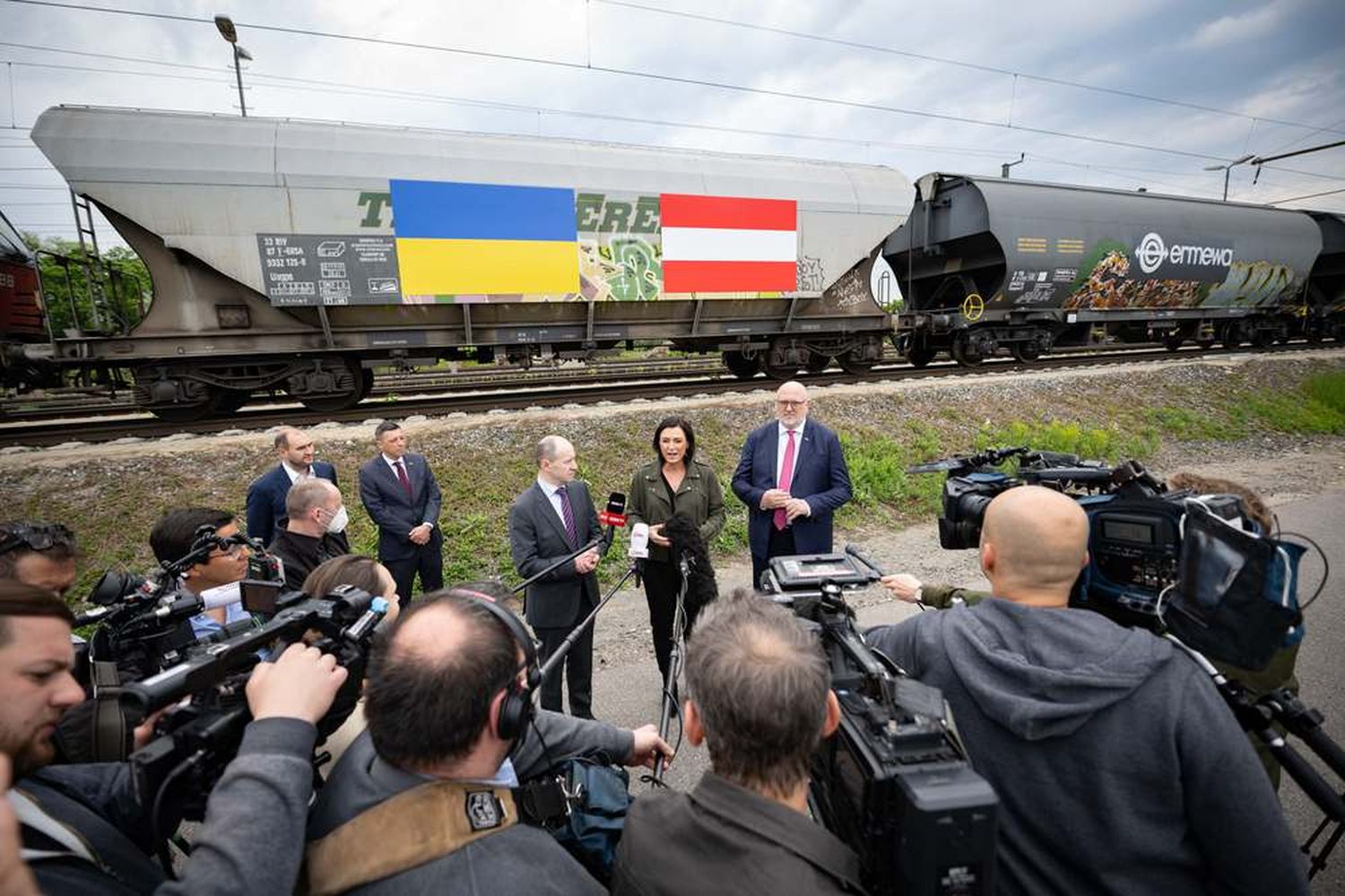 Bundesministerin Elisabeth Köstinger und ÖBB-Vorstandsvorsitzender Andreas Matthä präsentieren mit dem ukrainischen Botschafter Wassyl Chymynez die erste Getreidelieferung per Bahn nach Österreich.