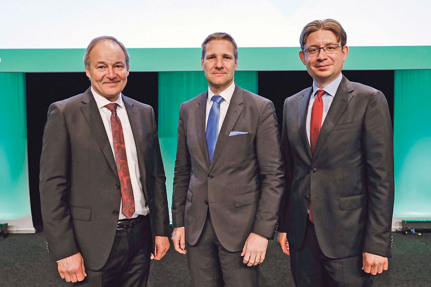 Lederhilger, Haber und Eichinger (v.l.) am Podium des 76. Landesgenossenschaftstages