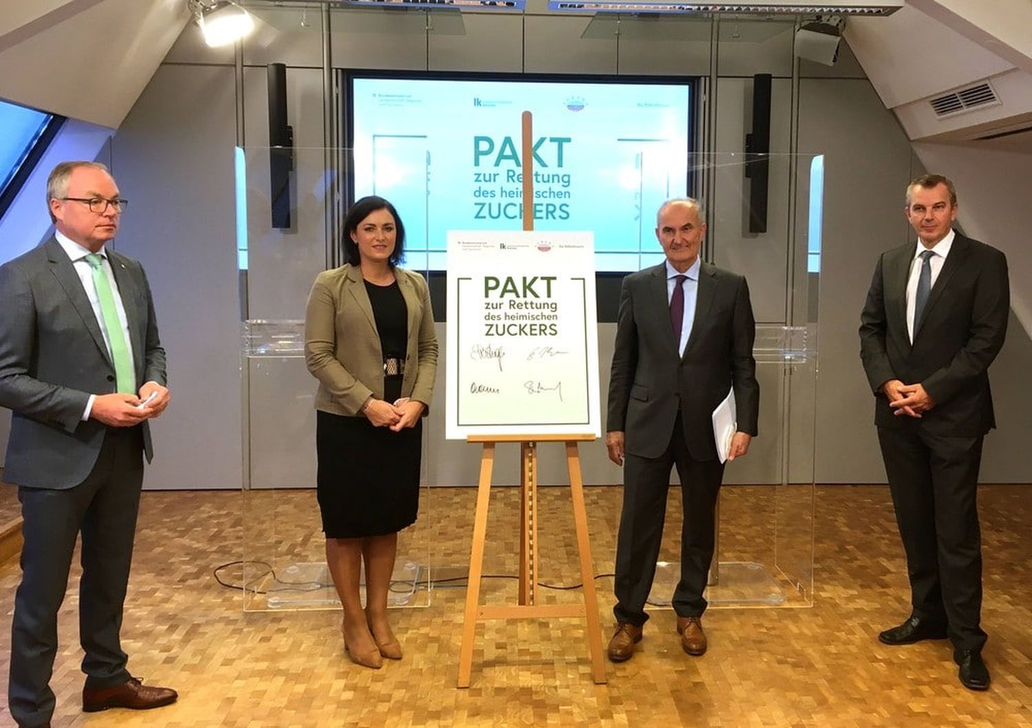 Stephan Pernkopf, Elisabeth Köstinger, Johann Marihart und Ernst Karpfinger haben den “Pakt zur Rettung des heimischen Zuckers” unterschrieben.