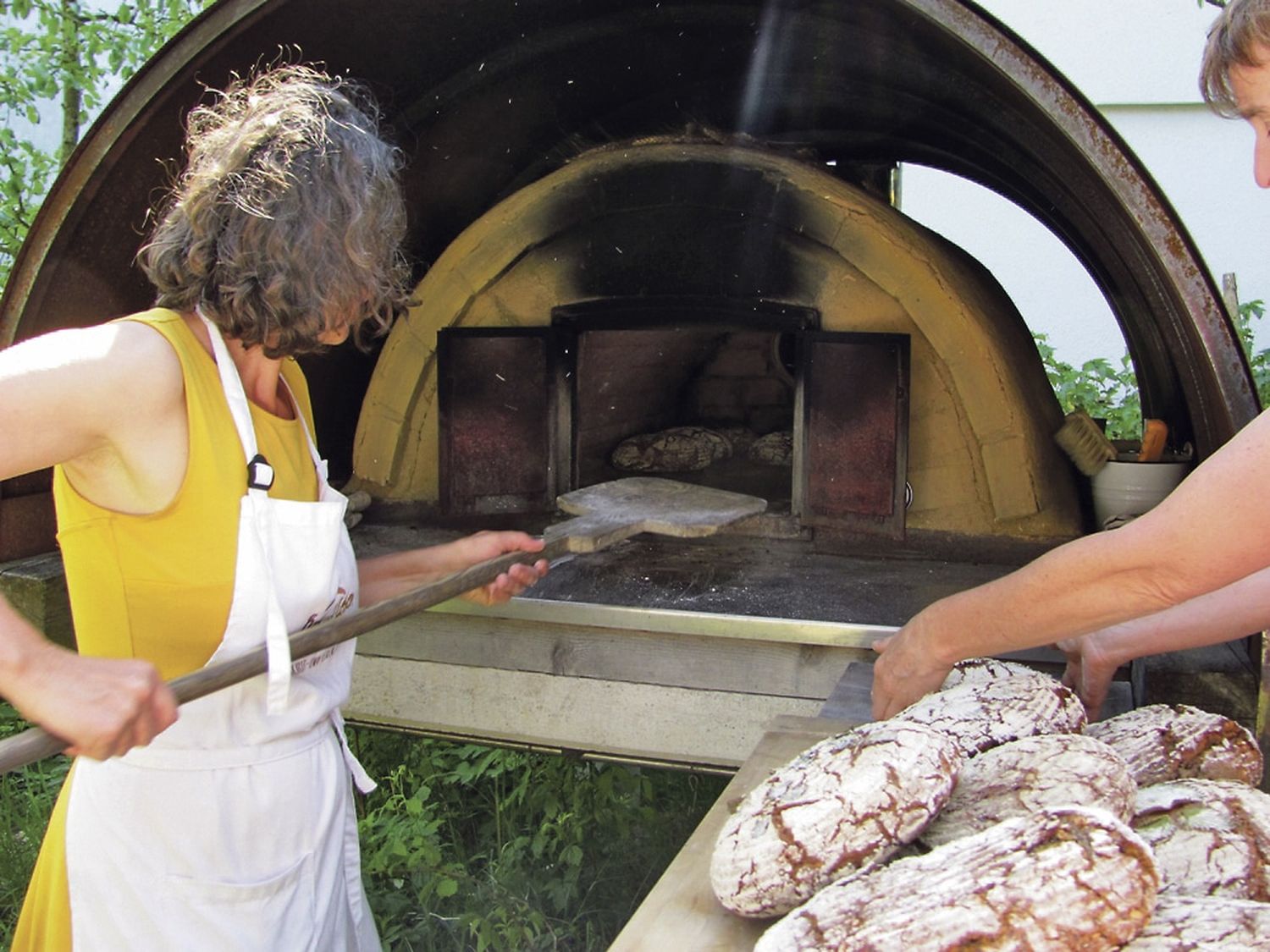 Traditionell wird Roggenbrot zum Backen in einen Holzbackofen „eingeschossen“. Wer keinen hat, verwendet einfach das Backrohr. Auch hier gelingt das Brot vortrefflich.