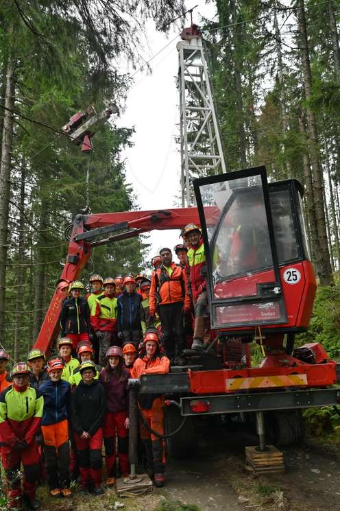 Schüler im Forstunterricht mit einem Seilkran