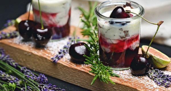 Stracciatella-Joghurt-Creme auf Kirschen