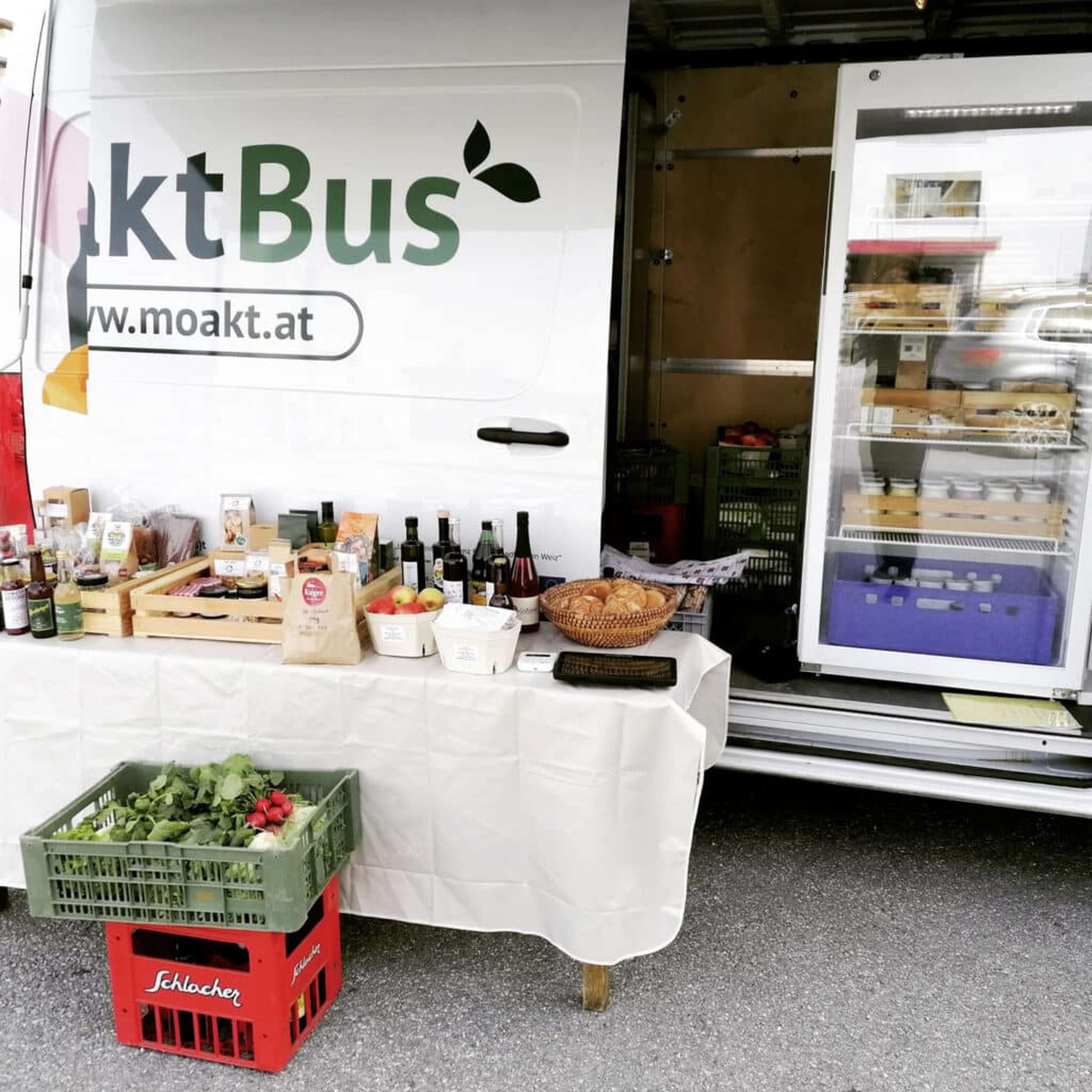 Der „MoaktBus“ führt rund 300 verschiedene Produkte mit.