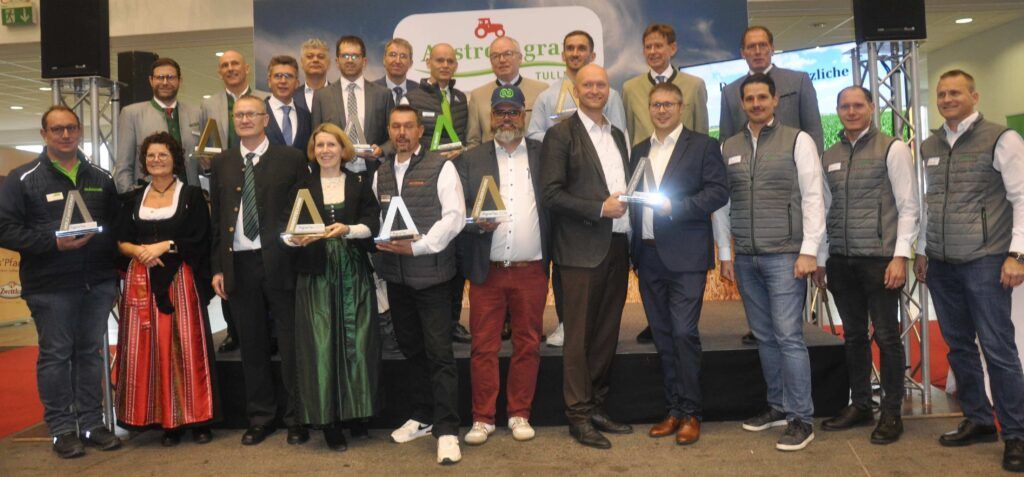 Die Sieger des Landtechnikpreises AgrarTec in Gold, Silber und Grün mit Gratulanten aus Politik, Wirtschaft und Interessenvertretung