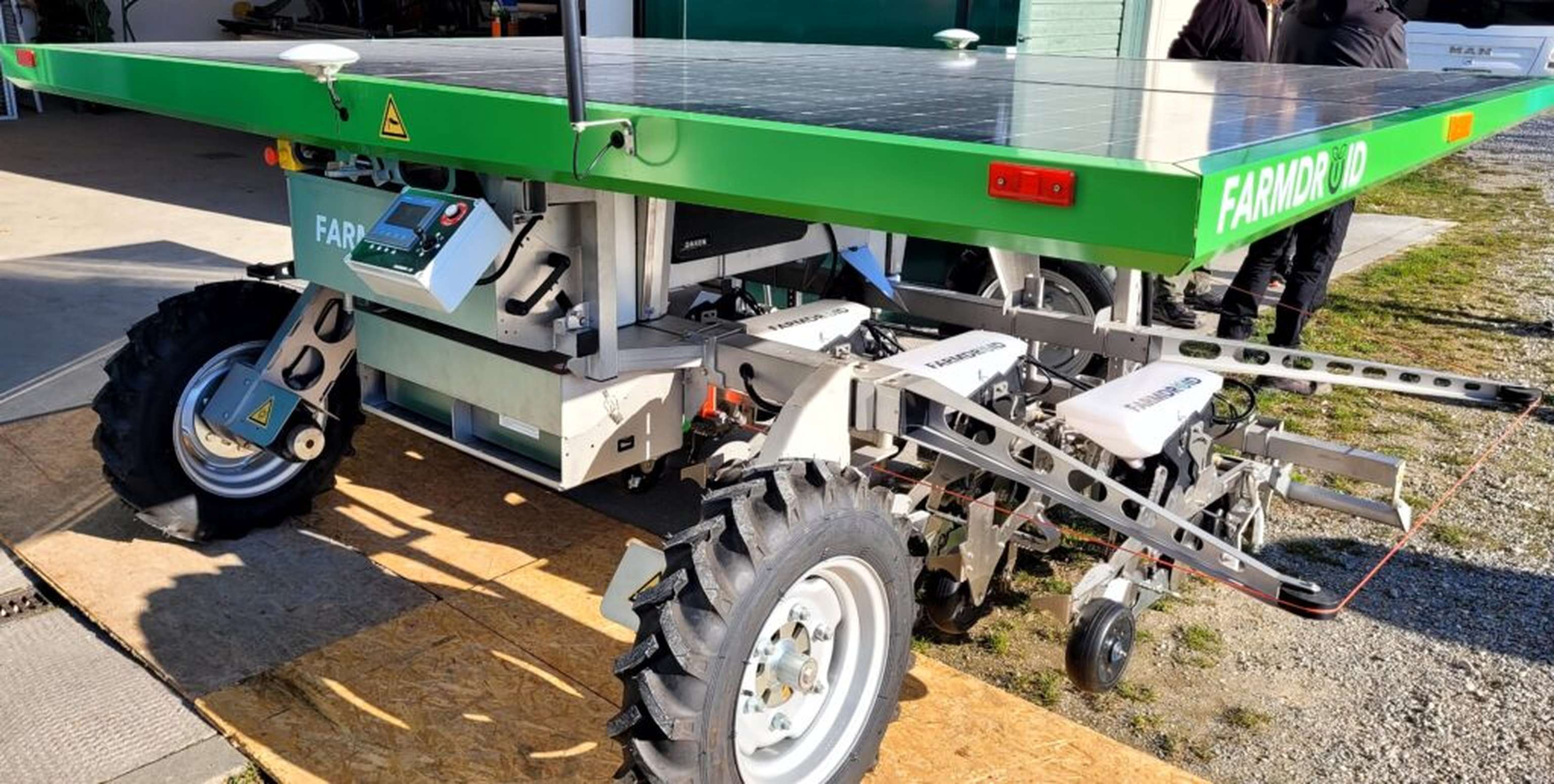 Auch das ist möglich: Antrieb des Sä-/Hackroboters Farmdroid mit PV-Strom.