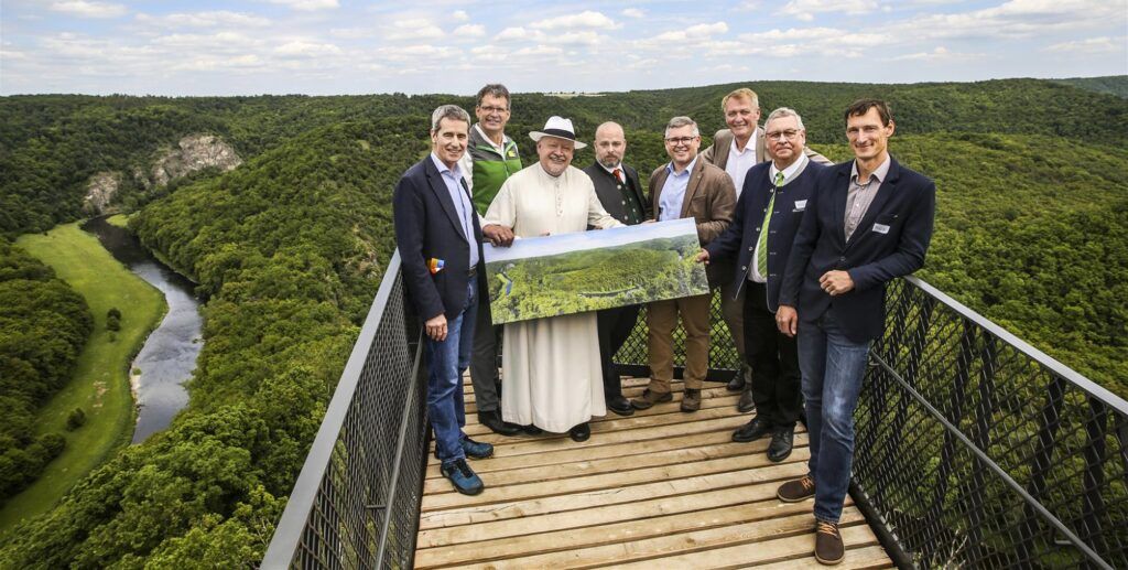 Die Ehrengäste verschafften sich einen Eindruck von der neuen Aussichtswarte.