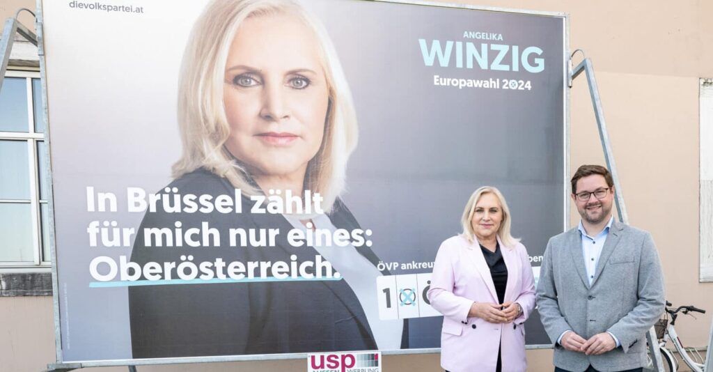 Winzig und Landesparteisekretär Hiegelsberger präsentierten die Plakate.