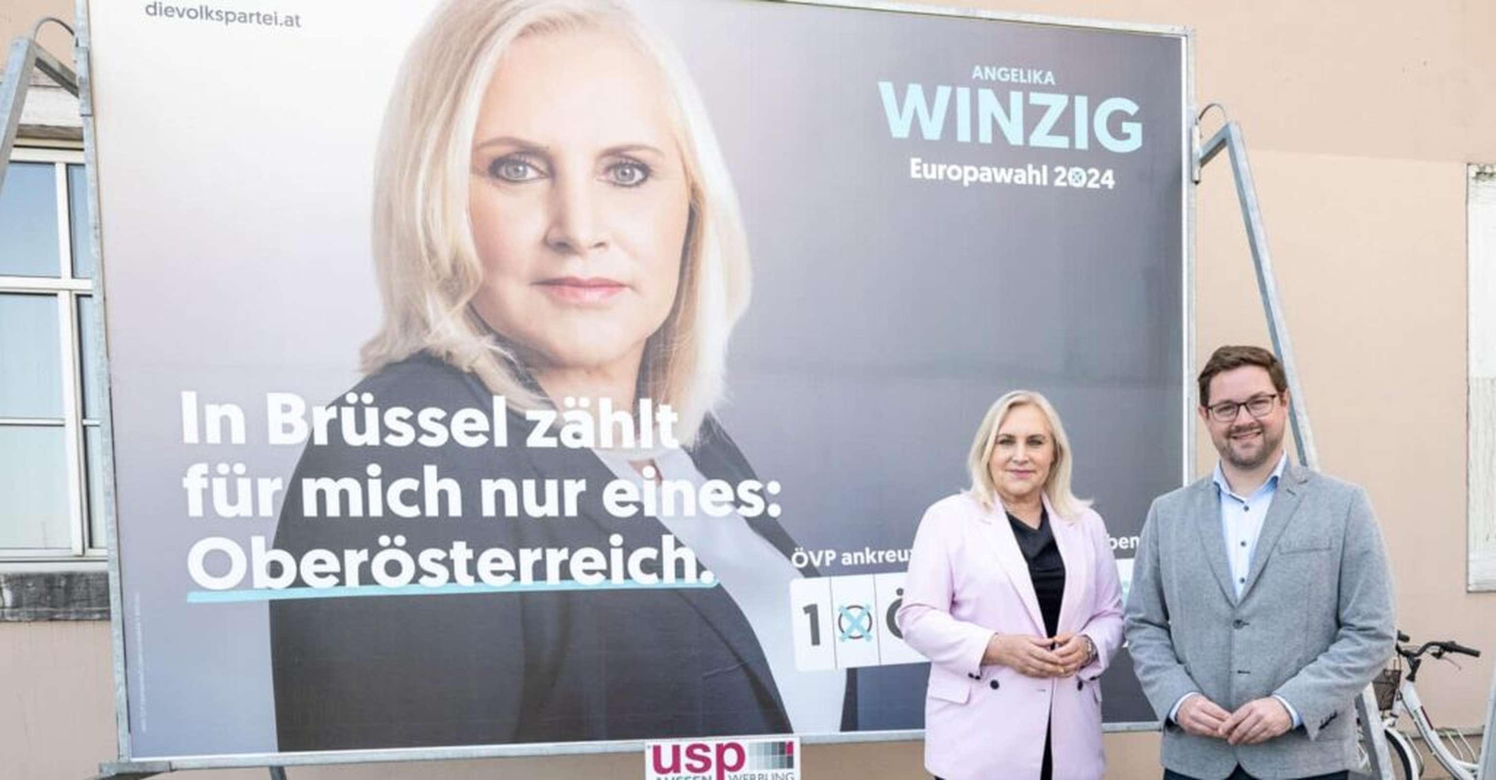 Winzig und Landesparteisekretär Hiegelsberger präsentierten die Plakate.