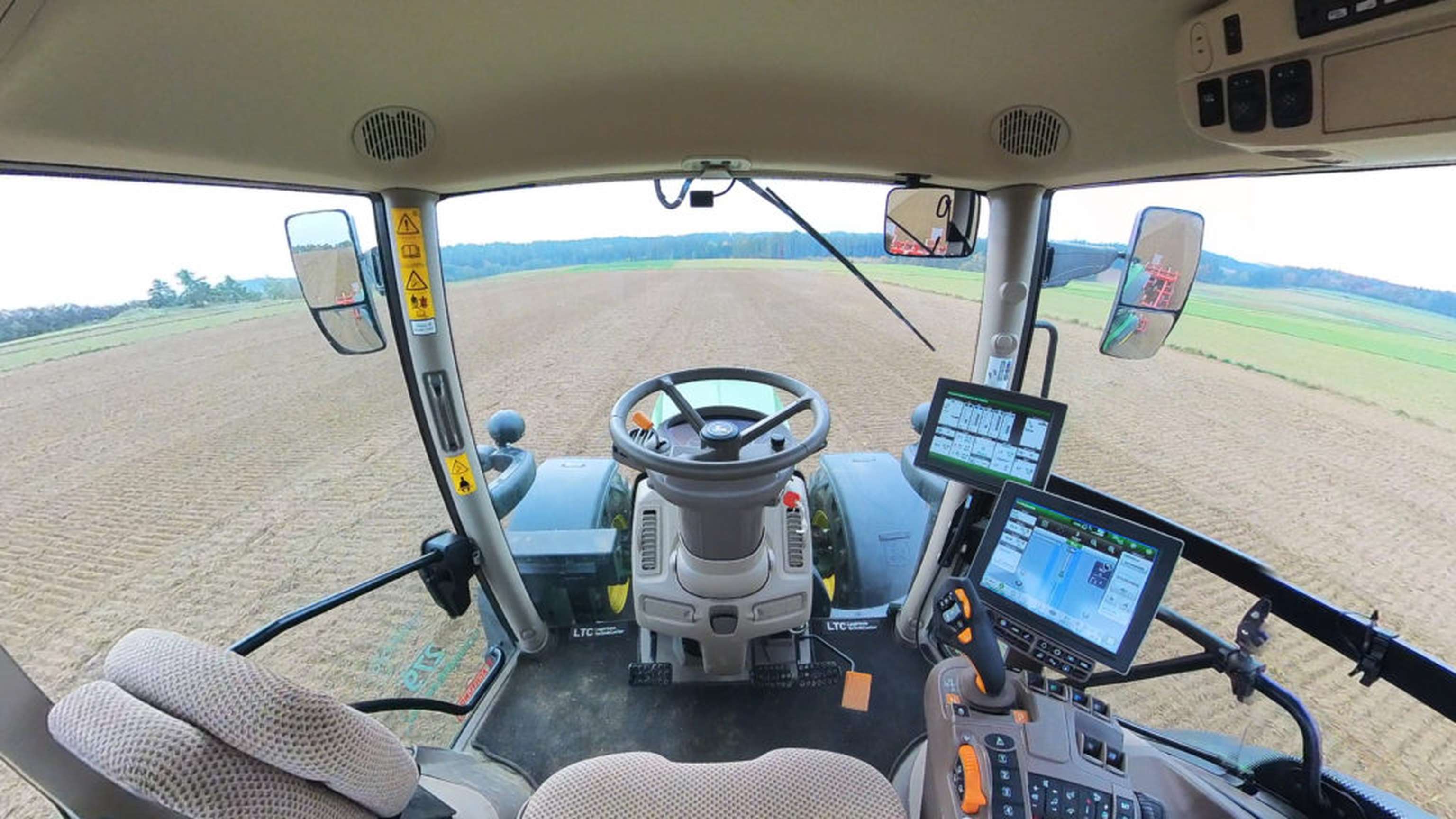 Blick aus der Kabine und auf die Displays des Testtraktors