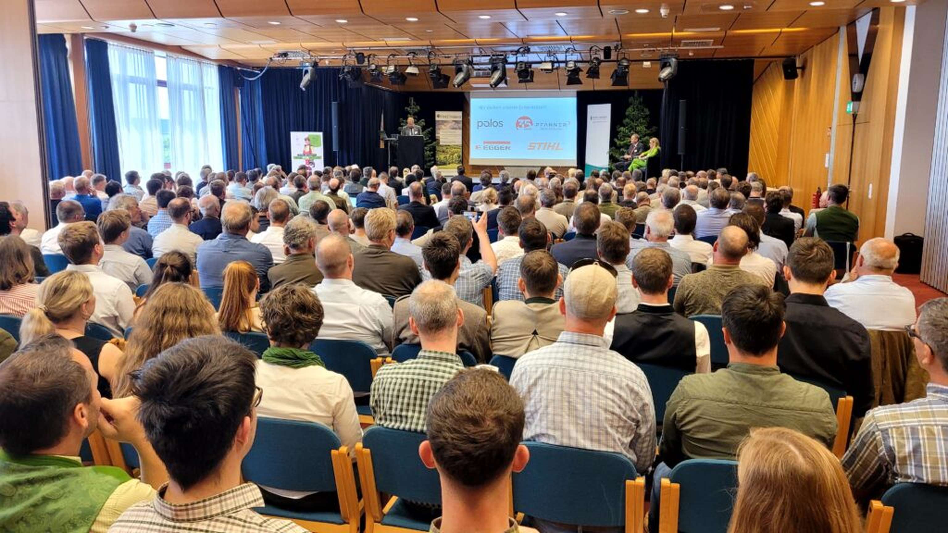Großes Interesse: Mehr als 250 Besucher kamen zur Forsttagung.
