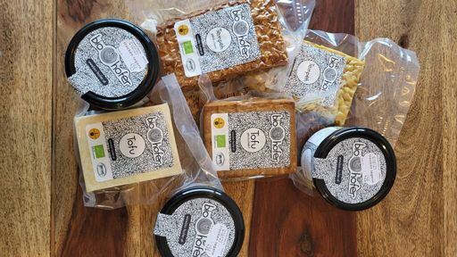 Von der Corona-Idee zum Verkaufsprodukt: Tofu, Tempeh, Aufstriche.