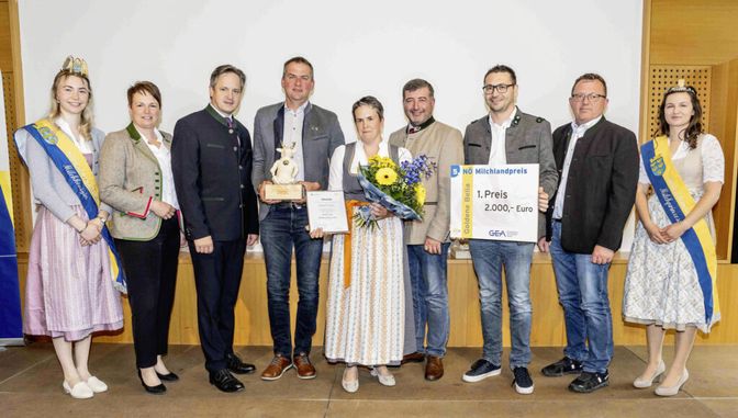Die Sieger der „Goldenen Bella“ Christian und Silvia Koppensteiner mit den neuen Milchhoheiten, dem LK-Präsidium und Sponsoren der GEA Group AG
