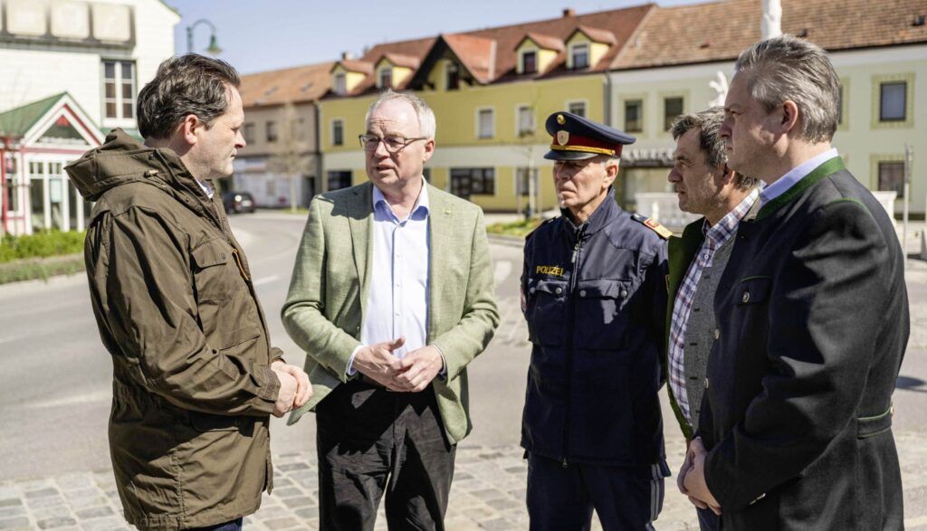 Minister Norbert Totschnig verschaffte sich gemeinsam mit Stephan Pernkopf und Johannes Schmuckenschlager einen Überblick im Grenzgebiet.