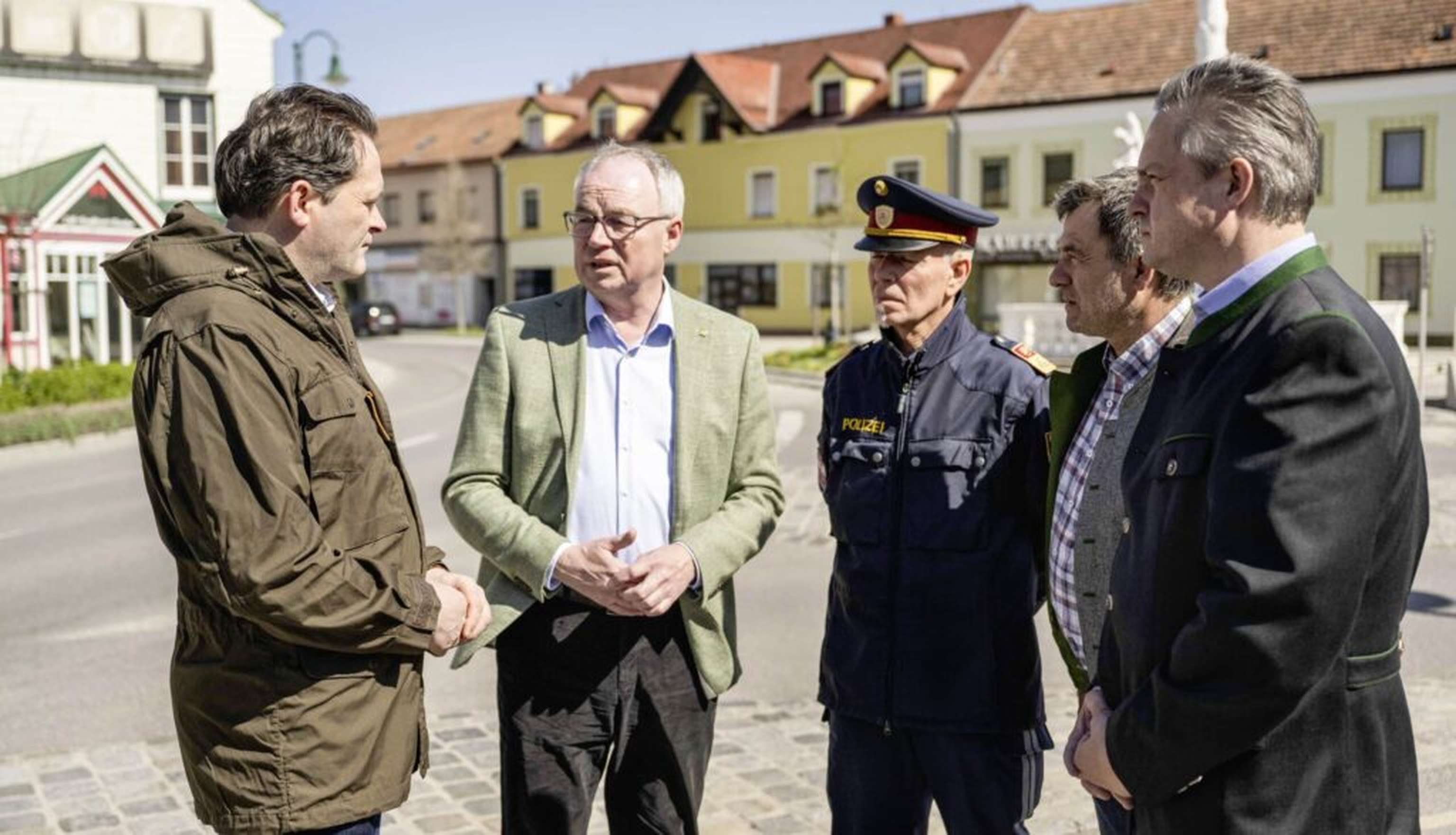 Minister Norbert Totschnig verschaffte sich gemeinsam mit Stephan Pernkopf und Johannes Schmuckenschlager einen Überblick im Grenzgebiet.