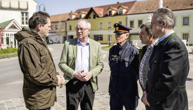Minister Norbert Totschnig verschaffte sich gemeinsam mit Stephan Pernkopf und Johannes Schmuckenschlager einen Überblick im Grenzgebiet.