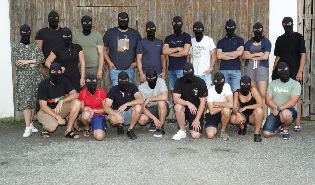 Aus Selbstschutz zeigen sich die jungen Landwirte nur vermummt.
