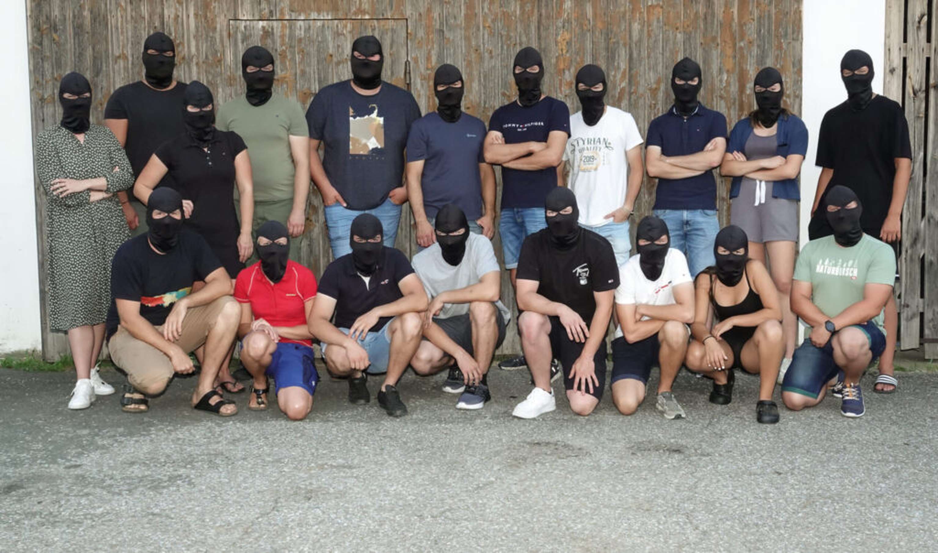 Aus Selbstschutz zeigen sich die jungen Landwirte nur vermummt.